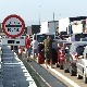 Почеле гужве на границама, задржавања и до сат времена