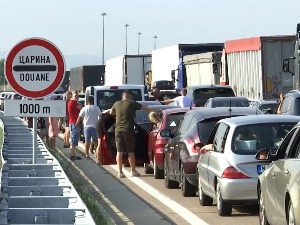 Почеле гужве на границама, задржавања и до сат времена