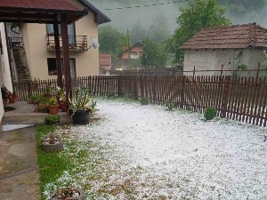 Невреме са градом направило штету у Крупњу