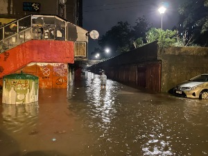 Невреме широм Србије – гром запалио шуму код Краљева, поплављене улице у Београду