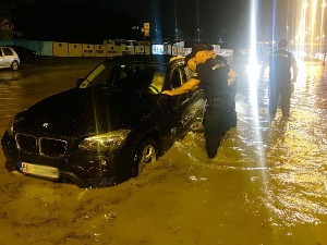 Угашени сви пожари који су избили због удара грома, десетине евакуисаних из поплављених објеката и возила