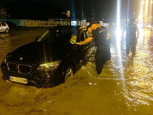 Град уништио воћњаке, оштетио куће, страдали и путеви – отклања се штета после невремена 