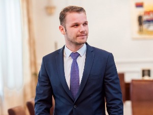 Станивуковић нападнут у Бањалуци, ошамарила га девојка на концерту