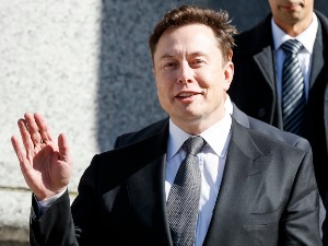 Mаск одустао од куповине Твитера, компанија најављује правну борбу