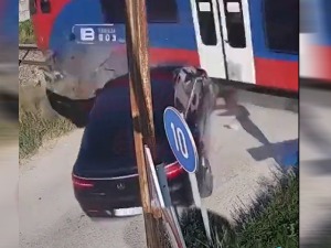 Воз ударио у аутомобил, "за длаку" избегнута трагедија