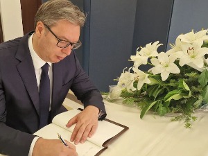 Вучић се уписао у Књигу жалости поводом смрти Абеа