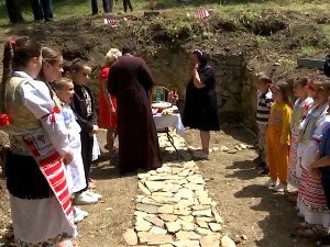 После једног века служена литургија на зидинама средњовековне Цркве Свете Петке код Новог Брда