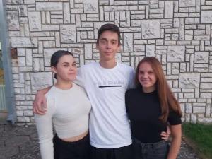 Ученици из Чачка награђени за добро дело - помогли суграђанки којој је позлило на улици