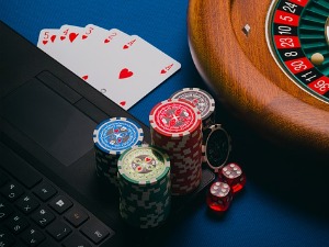 Све више коцкара међу младима – треба ли забранити рекламирање игара на срећу