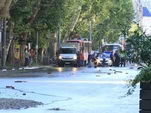 Пукла водоводна цев код Машинског факултета, обустављен саобраћај, вода однела и асфалт