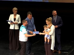 За решавање стамбеног питања 192 породице из Војводине добиле бесповратна средства