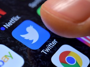 Твитер – најмоћнији тинејџер којег политичари покушавају да киднапују