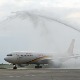 Обновљена авио-линија између Београда и Пекинга, први авион дочекан воденим шмрковима