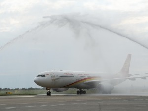 Обновљена авио-линија између Београда и Пекинга, први авион дочекан воденим шмрковима