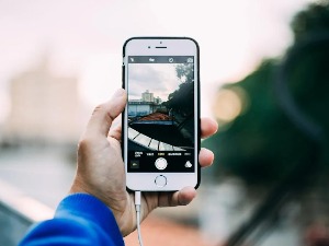 Претрчавање ауто-пута, гутање цимета, лежање на пешачком – како заштити децу од интернет изазова