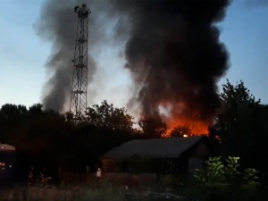 Запалили се напуштени вагони у Раковици, ватру гасило 25 ватрогасаца са 7 возила