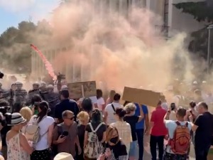 Протест грађана Новог Сада због Урбанистичког плана, покушали да пробију полицијски кордон