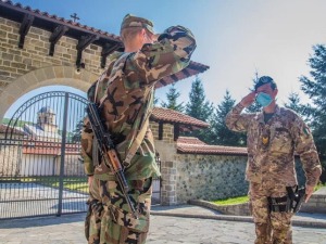 Високи Дечани: Потребно да војници КФОР-а штите манастир