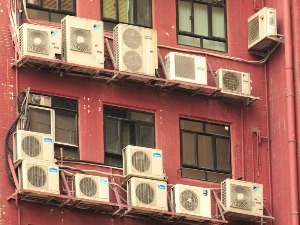 Ако вам сваки дан из клима уређаја капље на главу, можете се жалити - нећете бити једини