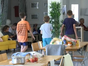 У Центру за азил у Врању избеглице из Украјине, радионицима и активностима скрећу мисли са рата