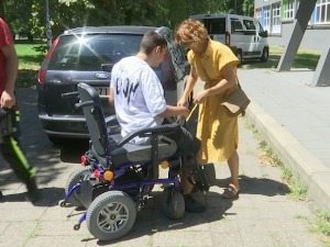 Илија не може ни у пошту због степеника, а за аутобус мора да има шрафцигер