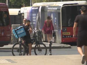 Надмудривање достављача и возача – плата зависи од брзине, а прописа нема