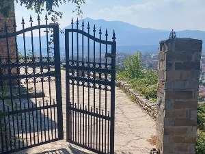 Канцеларија за КиМ: Разваљена капија на улазу у посед цркве у Призрену