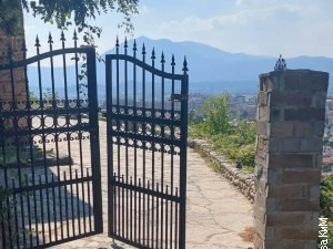 Министарство културе: Демолирање капије на цркви у Призрену још један излив мржње