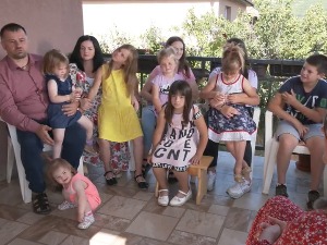 Вуковићи из Житковца не чекају боље дане – у кући са једанаесторо деце је увек журка