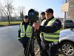 У јулу на путевима страдале 52 особе, полиција проверава да ли се на задњем седишту користи појас