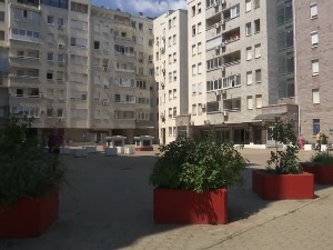 Закрчени прилази зградама жардињерама и аутомобилима отежавају посао ватрогасцима