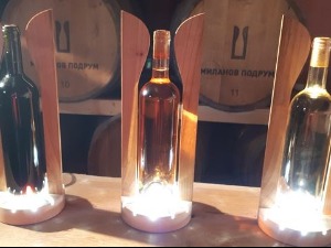 Квадратура круга-Бело вино од црног грожђа и све боје барика