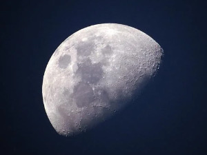 На Месецу откривене пећине у којима владају пролећне температуре, тврде научници