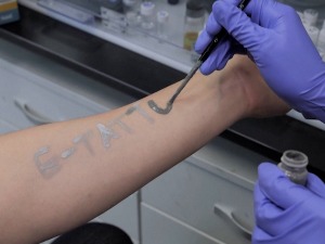 Јужнокорејски истраживачи развијају нанотехнолошке тетоваже као уређаје за праћење здравља
