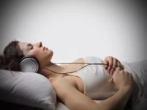  Слушање музике пред спавање побољшава квалитет сна