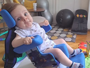 Мали Вукан напунио годину дана, може сам да држи флашицу