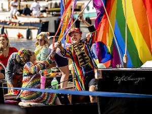 Nedelja ponosa – parada kanala na čamcima u Amsterdamu, u Stokholmu se okupilo više od 50.000 ljudi