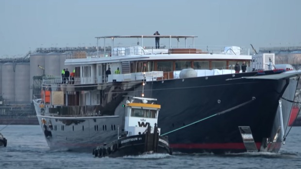 Безосова јахта изашла из бродоградилишта без расклапања моста Безосова јахта изашла из бродоградилишта без расклапања моста