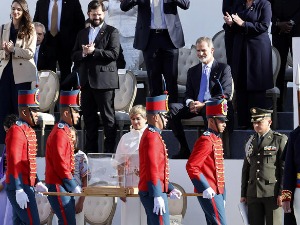 Kralj Felipe VI na meti kritika, španski političari ga osuđuju što nije odao počast Bolivarovom maču Kralj Felipe VI na meti kritika, španski političari ga osuđuju što nije odao počast Bolivarovom maču