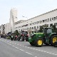 Poljoprivrednici čekaju pisane garancije, noć će provesti ispred Pokrajinske vlade