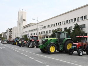 Пољопривредници чекају писане гаранције, ноћ ће провести испред Покрајинске владе