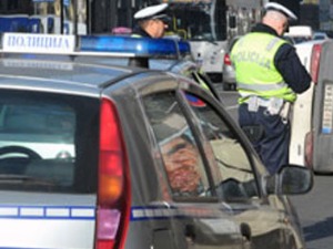 Sudar dva automobila i mopeda u Surčinu, poginula jedna osoba