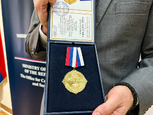 Орден "Заштитник српске земље" Арноу Гујону и Николини Милатовић Поповић