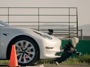 Узнемирујућ тест „Теслиног“ ауто-пилота, не препознаје децу на путу