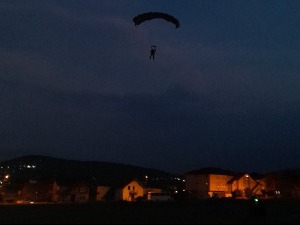 Ниско отварање и специјална опрема, обука припадника 63. падобранске бригаде у ноћним условима