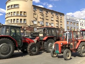 Пољопривредници блокирали путеве у Новом Саду, кажу да остају до даљег