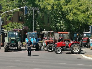 Пољопривредници наставили протесте, чекају одговор на захтеве