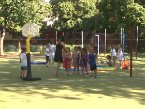 Како да изаберете дадиљу и да ли је безбедније ангажовати их преко агенције