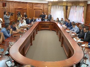 Брнабићева са пољопривредницима: Нико неће изаћи из Владе док се не постигне договор Брнабићева са пољопривредницима: Нико неће изаћи из Владе док се не постигне договор