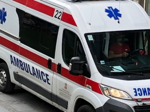 Социјална радница пуштена на кућно лечење, полиција трага за нападачима